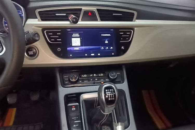 Used Geely Auto Emgrand X7 Sport 2021 Million Edition 1.8TD Manual Two-Wheel Drive Comfort Model Audio And AC Panel