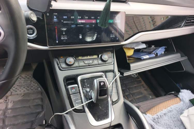 Used Geely Auto Emgrand X7 Sport 2021 Million Edition 1.8TD DCT Two-Wheel Drive Luxury Model Audio And AC Panel
