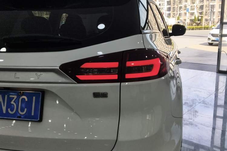 Used Geely Auto Emgrand X7 Sport 2021 Million Edition 1.8TD DCT Two-Wheel Drive Luxury Model Exterior 3