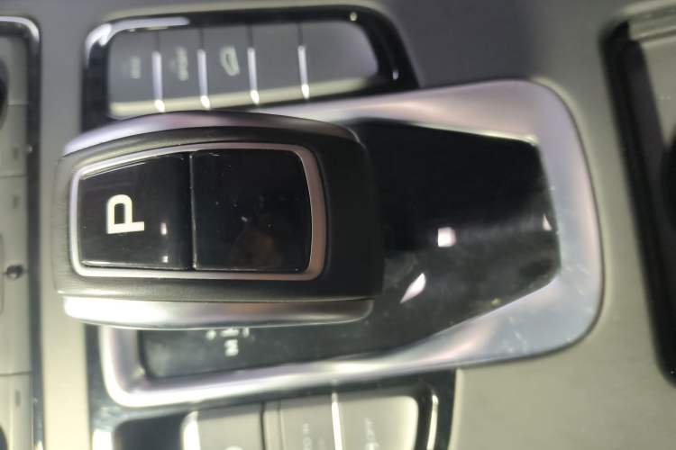 Used Geely Auto Emgrand X7 Sport 2021 1.8TD DCT Two-Wheel Drive Asian Games Edition Gear Lever