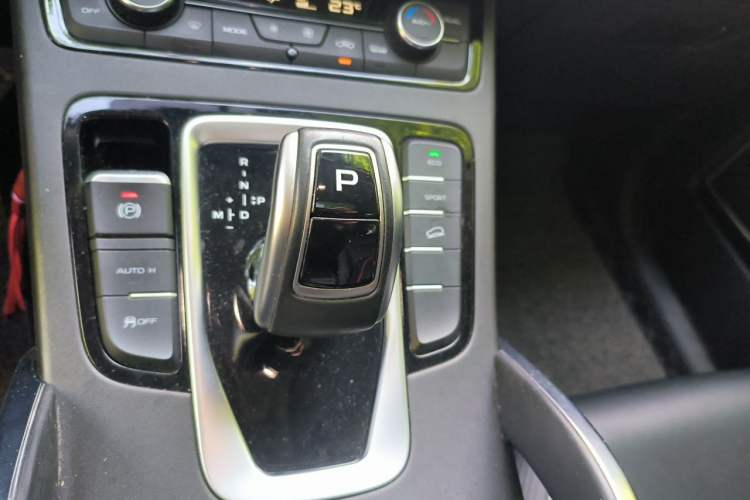 Used Geely Auto Emgrand X7 Sport 2021 Million Edition 1.8TD DCT Two-Wheel Drive Luxury Model Gear Lever