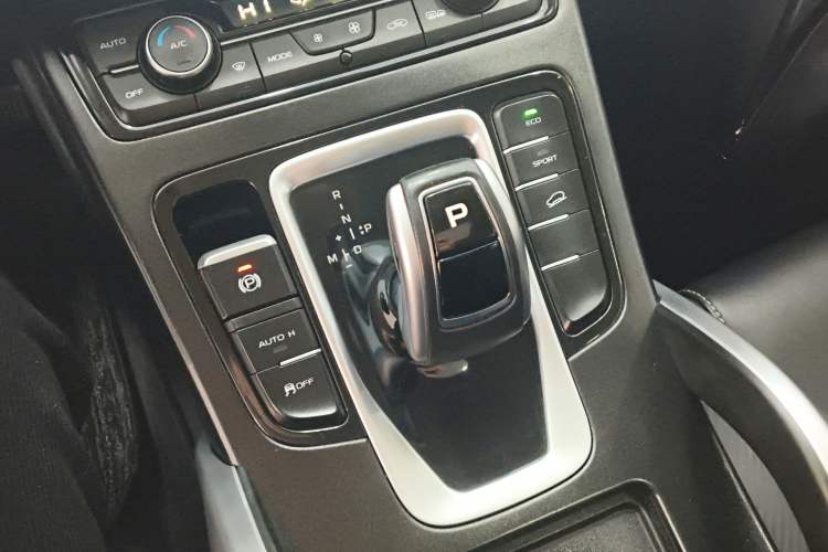 Used Geely Auto Emgrand X7 Sport 2021 Million Edition 1.8TD DCT Two-Wheel Drive Luxury Model Gear Lever