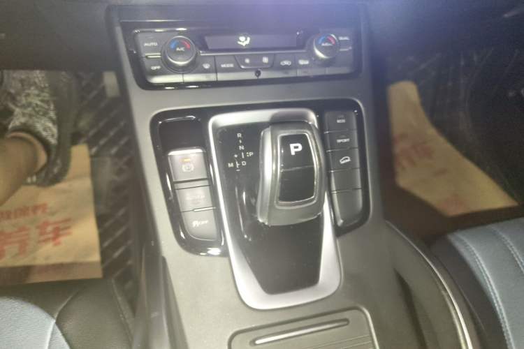 Used Geely Auto Emgrand X7 Sport 2021 Million Edition 1.8TD DCT Two-Wheel Drive Luxury Model Gear Lever