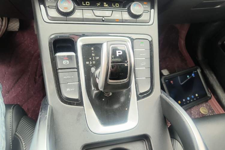 Used Geely Auto Emgrand X7 Sport 2021 Million Edition 1.8TD DCT Two-Wheel Drive Luxury Model Gear Lever