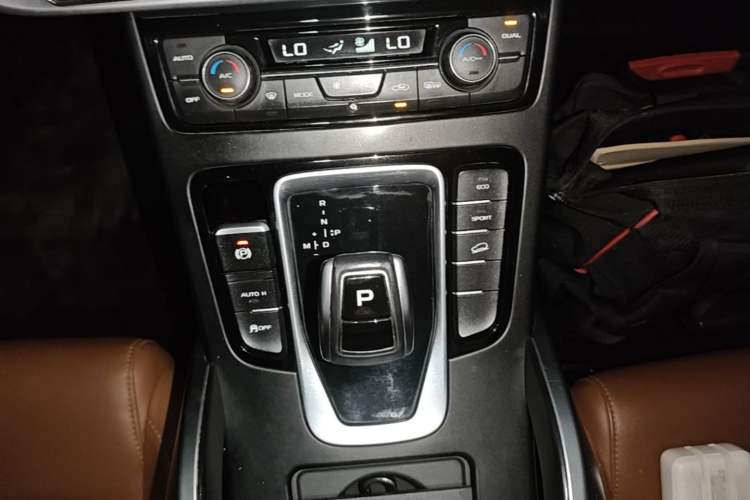 Used Geely Auto Emgrand X7 Sport 2021 1.8TD DCT Two-Wheel Drive Asian Games Edition Gear Lever