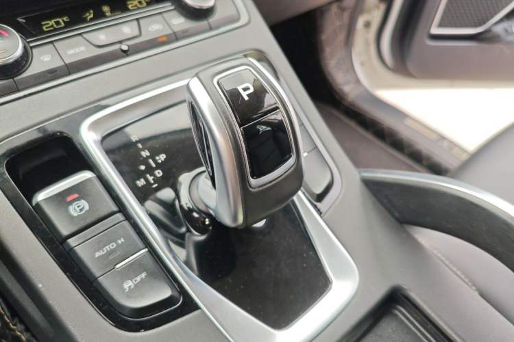 Used Geely Auto Emgrand X7 Sport 2021 Million Edition 1.8TD DCT Two-Wheel Drive Luxury Model Gear Lever