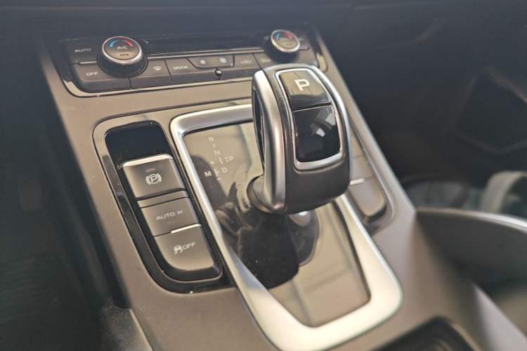 Used Geely Auto Emgrand X7 Sport 2021 Million Edition 1.8TD DCT Two-Wheel Drive Luxury Model Gear Lever