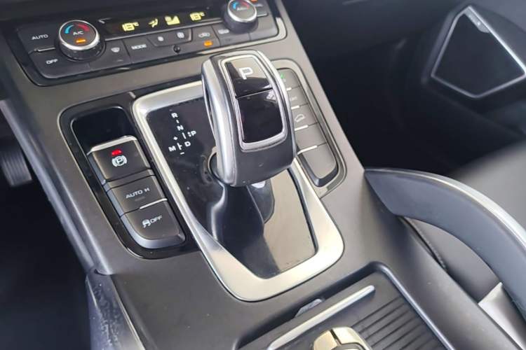 Used Geely Auto Emgrand X7 Sport 2021 Million Edition 1.8TD DCT Two-Wheel Drive Luxury Model Gear Lever