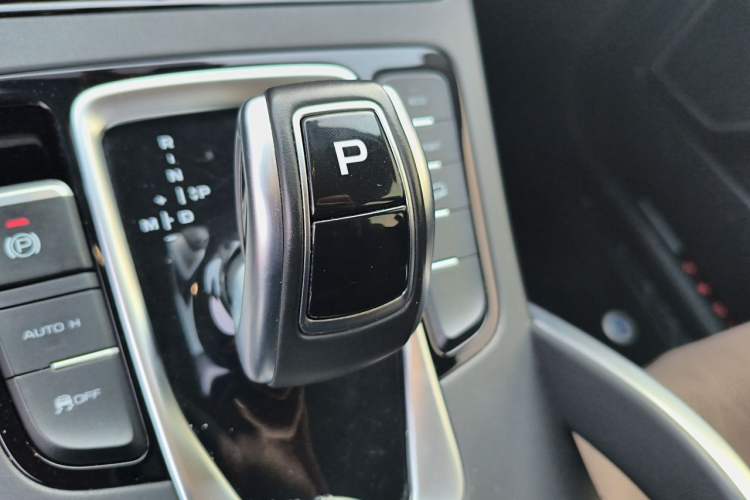 Used Geely Auto Emgrand X7 Sport 2021 Million Edition 1.8TD DCT Two-Wheel Drive Luxury Model Gear Lever