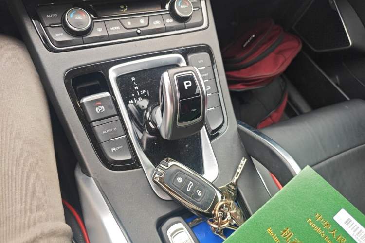 Used Geely Auto Emgrand X7 Sport 2021 Million Edition 1.8TD DCT Two-Wheel Drive Luxury Model Gear Lever