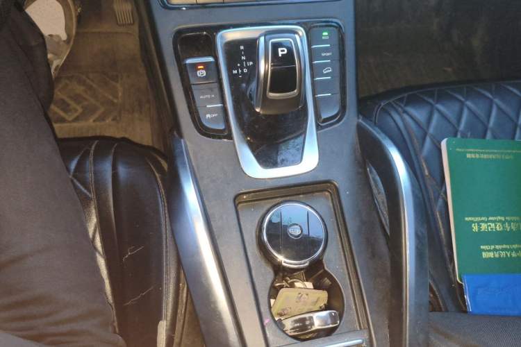 Used Geely Auto Emgrand X7 Sport 2021 Million Edition 1.8TD DCT Two-Wheel Drive Luxury Model Gear Lever