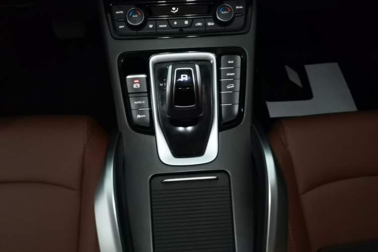 Used Geely Auto Emgrand X7 Sport 2021 1.8TD DCT Two-Wheel Drive Asian Games Edition Gear Lever