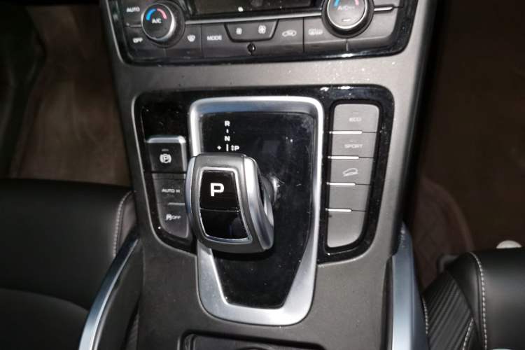 Used Geely Auto Emgrand X7 Sport 2021 Million Edition 1.8TD DCT Two-Wheel Drive Luxury Model Gear Lever