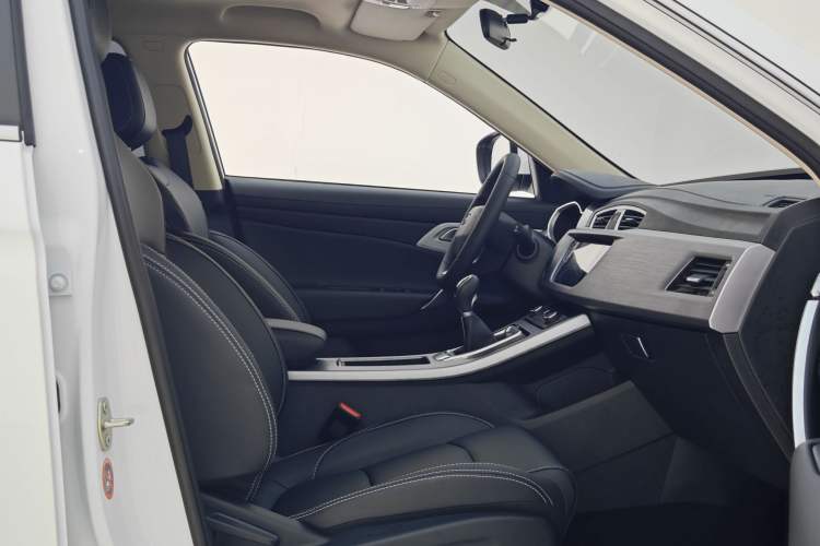 Used Geely Auto Emgrand X7 Sport 2021 Million Edition 1.8TD Manual Two-Wheel Drive Comfort Model Interior 5