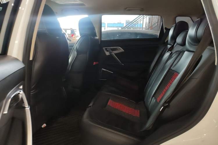 Used Geely Auto Emgrand X7 Sport 2021 Million Edition 1.8TD Manual Two-Wheel Drive Comfort Model Left Rear Seat