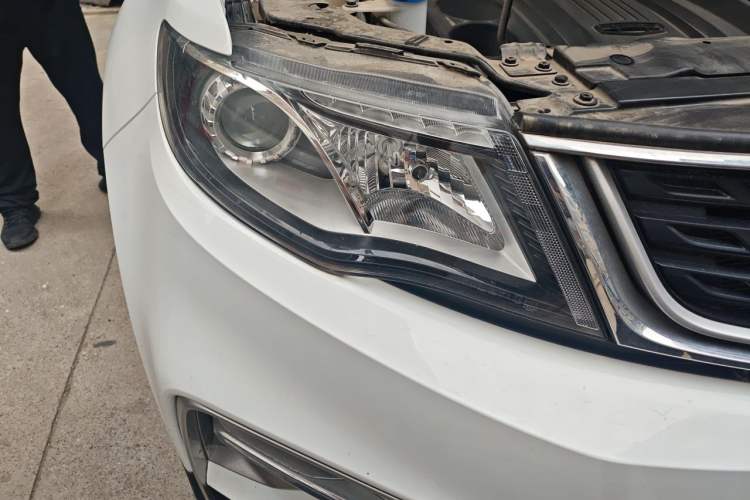 Used Geely Auto Emgrand X7 Sport 2021 Million Edition 1.8TD DCT Two-Wheel Drive Comfort Model Right Front Headlight