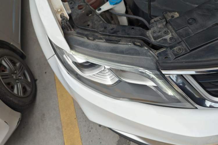 Used Geely Auto Emgrand X7 Sport 2021 Million Edition 1.8TD DCT Two-Wheel Drive Luxury Model Right Front Headlight