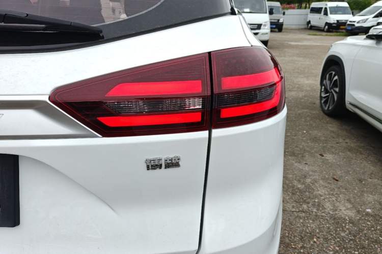 Used Geely Auto Emgrand X7 Sport 2021 Million Edition 1.8TD DCT Two-Wheel Drive Comfort Model Right Rear Taillight