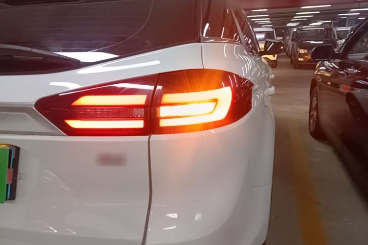 Used Geely Auto Emgrand X7 Sport 2021 Million Edition 1.8TD Manual Two-Wheel Drive Comfort Model Right Rear Taillight
