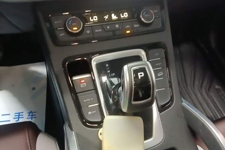 Used Geely Auto Emgrand X7 Sport 2022 1.8TD DCT Zhiya Trim Gear Lever