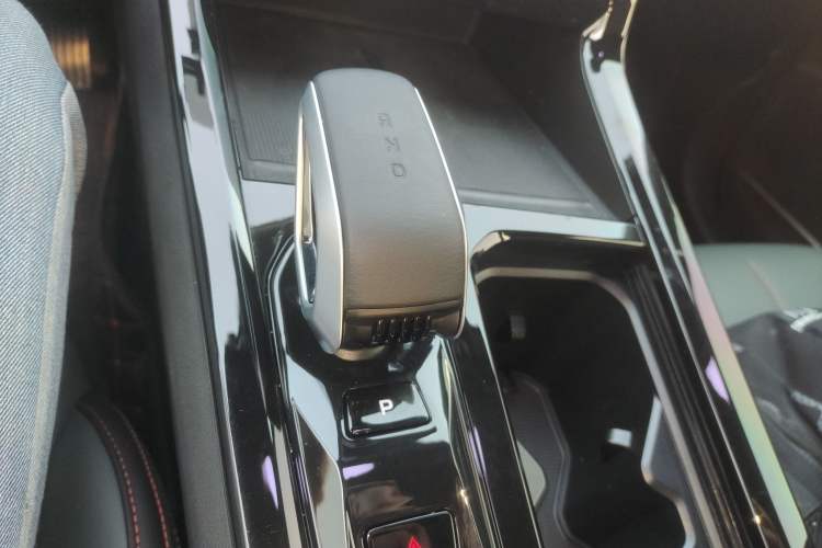 Used Geely Auto Emgrand X7 Sport 2024 1.5TD Smart Connect+ Gear Lever