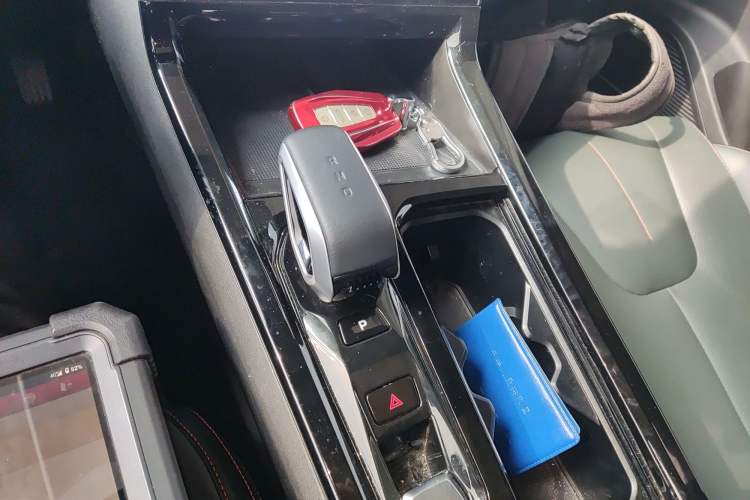 Used Geely Auto Emgrand X7 Sport 2024 1.5TD Dragon Edition Gear Lever