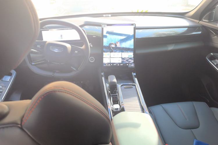 Used Geely Auto Emgrand X7 Sport 2024 1.5TD Smart Connect+ Center Console