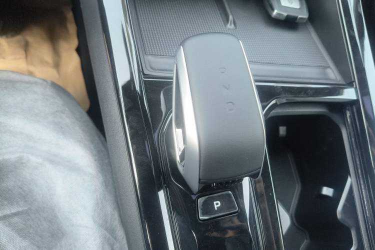 Used Geely Auto Emgrand X7 Sport 2024 1.5TD Smart Connect+ Gear Lever