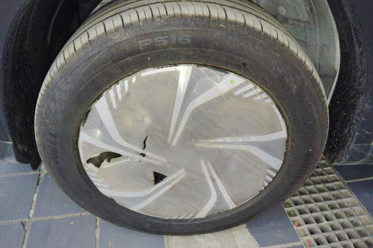 Used Geely Auto Emgrand X7 Sport 2024 1.5TD Smart Connect+ Left Front Wheel Hub