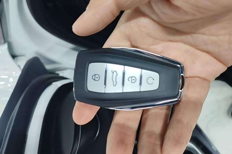 Used Geely Auto Emgrand X7 Sport 2024 1.5TD Smart Connect+ Vehicle Key