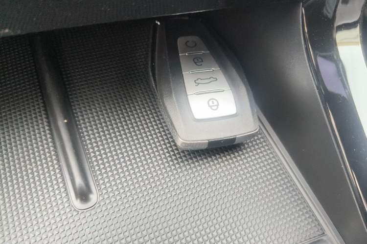 Used Geely Auto Emgrand X7 Sport 2024 1.5TD Smart Connect+ Vehicle Key