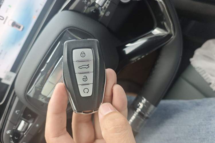 Used Geely Auto Emgrand X7 Sport 2024 1.5TD Smart Connect+ Vehicle Key