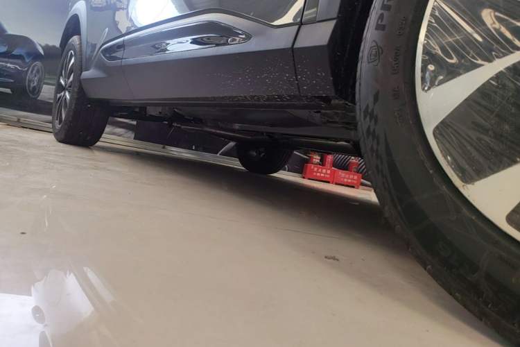Used Geely Auto Emgrand X7 Sport 2026 Model 1.5TD Aspirational Right Side Sill
