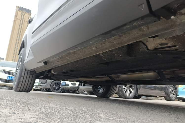 Used Geely Auto Emgrand X7 Sport 2026 Model 1.5TD Wonderful Right Side Sill