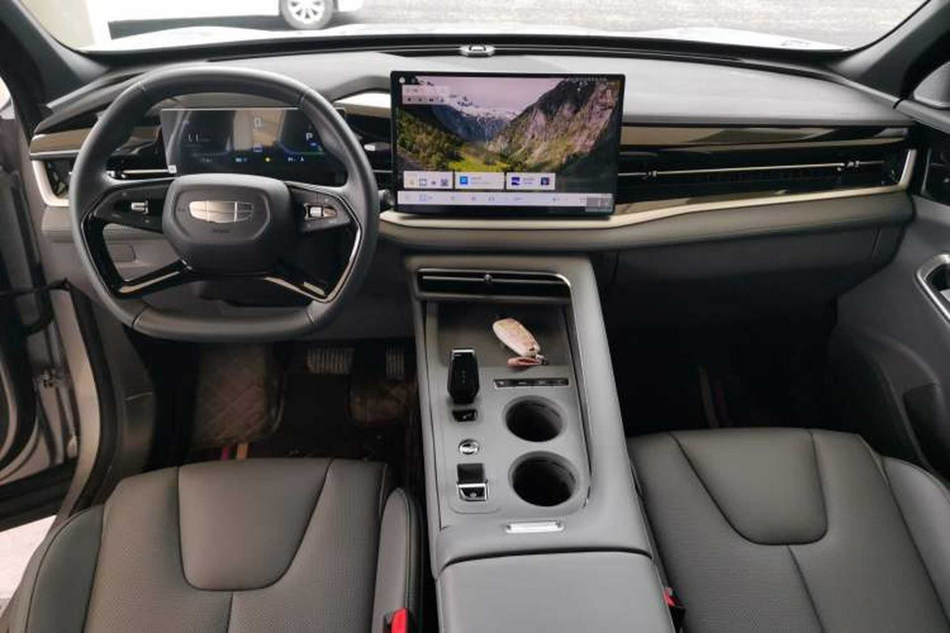 Used Geely Auto Emgrand X7 Sport 2026 Model 1.5TD Aspirational Center Console