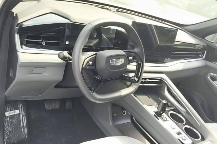 Used Geely Auto Emgrand X7 Sport 2026 Model 1.5TD Aspirational Center Console