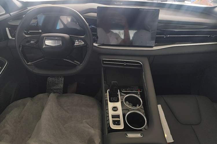 Used Geely Auto Emgrand X7 Sport 2026 Model 1.5TD Aspirational Center Console