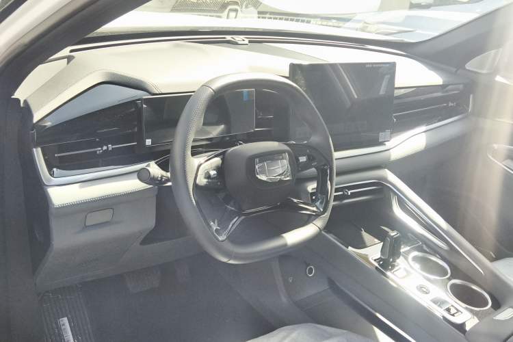 Used Geely Auto Emgrand X7 Sport 2026 Model 1.5TD Aspirational Center Console