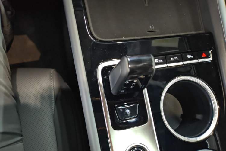 Used Geely Auto Emgrand X7 Sport 2026 Model 1.5TD Aspirational Gear Lever
