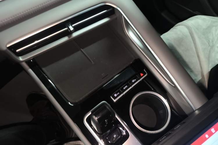 Used Geely Auto Emgrand X7 Sport 2026 Model 1.5TD Joyful Gear Lever