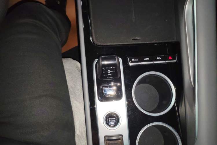 Used Geely Auto Emgrand X7 Sport 2026 Model 1.5TD Aspirational Gear Lever