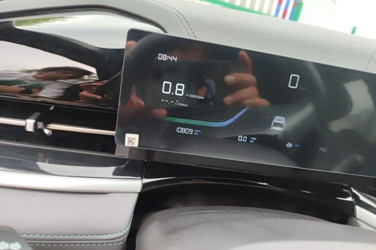 Used Geely Auto Emgrand X7 Sport 2026 Model 1.5TD Joyful Odometer Close Up