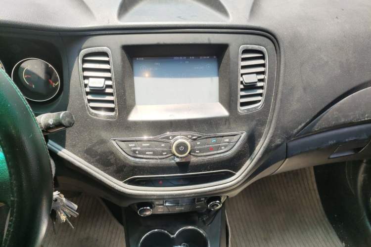 Used Geely Auto Englon C5 2015 1.5L Automatic Sedan Luxury Model Audio And AC Panel