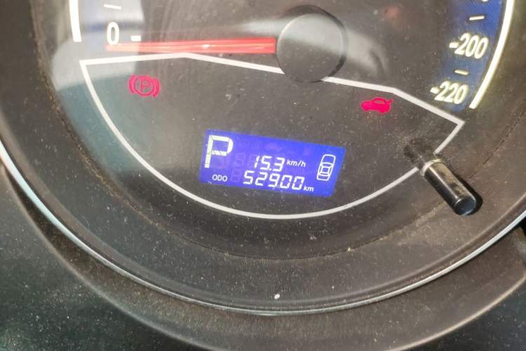 Used Geely Auto Englon C5 2015 1.5L Automatic Sedan Luxury Model Odometer Close Up