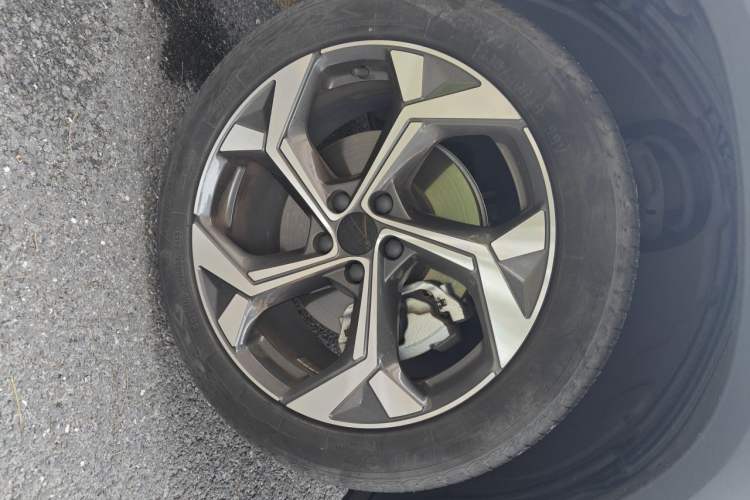 Used Geely Auto FX11 2023 1.5TD DCT Prestige Edition Right Front Wheel Hub