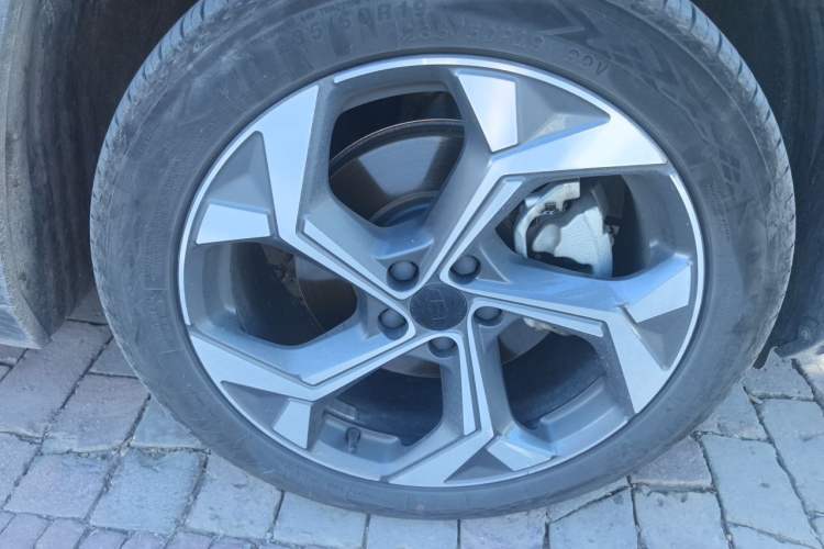 Used Geely Auto FX11 2023 1.5TD DCT Prestige Edition Right Front Wheel Hub