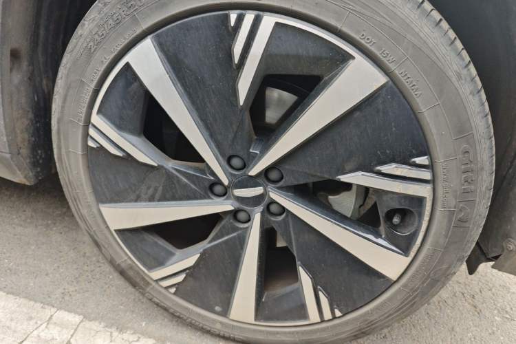 Used Geely Auto FX11 2023 1.5TD DCT Prestige Edition Right Front Wheel Hub