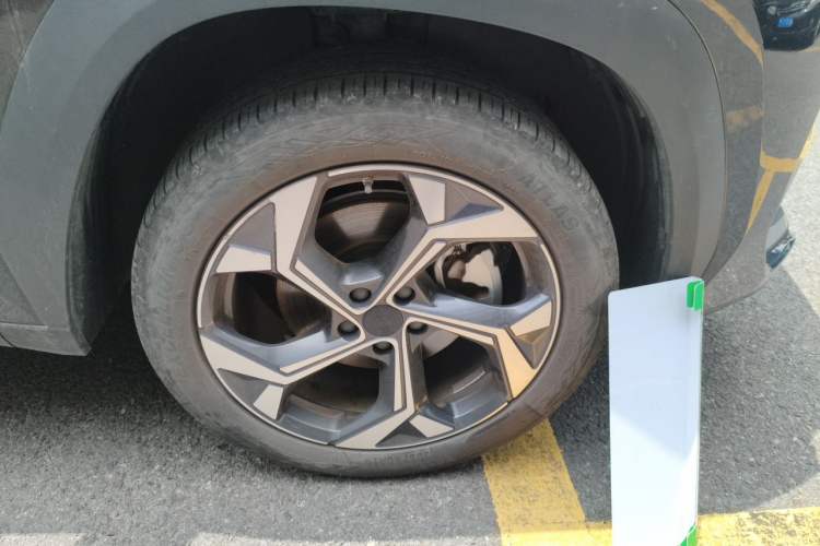 Used Geely Auto FX11 2023 1.5TD DCT Prestige Edition Right Front Wheel Hub