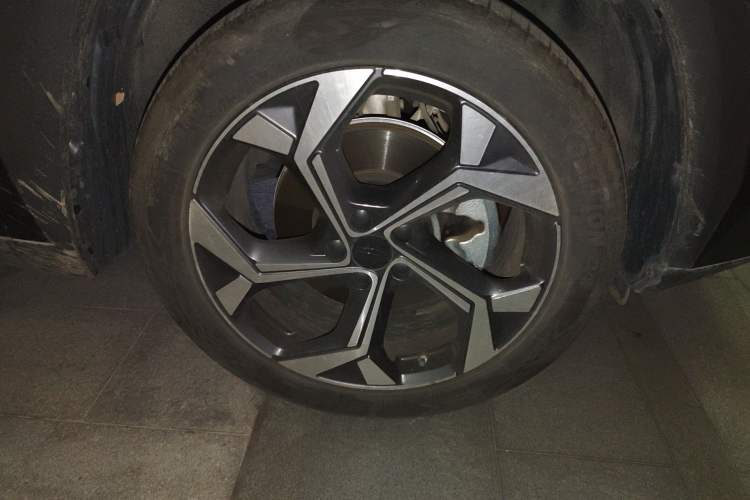 Used Geely Auto FX11 2023 1.5TD DCT Prestige Edition Right Front Wheel Hub