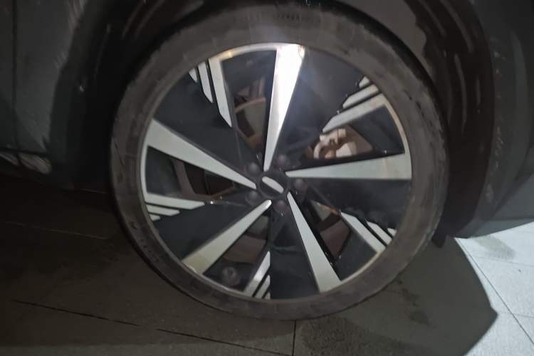 Used Geely Auto FX11 2023 1.5TD DCT Prestige Edition Right Front Wheel Hub